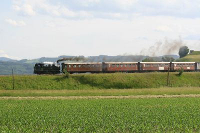 Die Bh.1 durchfährt gerade talwärts die S-Kurve der Krumpen hinter dem Bahnhof Ober-Grafendorf
Sonderfahrt anläßlich des Schmalspurfestivals zu Pfingsten.
Schlüsselwörter: Bh.1 , Schmalspurfestival , Pfingsten , Krumpe