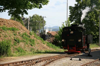 die 699.103 nach ihrer Ankunft auf dem Weg zum Abschlacken
Im Hintergrund sieht man die Bh.1, die noch im Bahnhof von Ober-Grafendorf steht.

Sonderfahrt anläßlich des Schmalspurfestivals zu Pfingsten.
Schlüsselwörter: 699.103 , Schmalspurfestival , Pfingsten