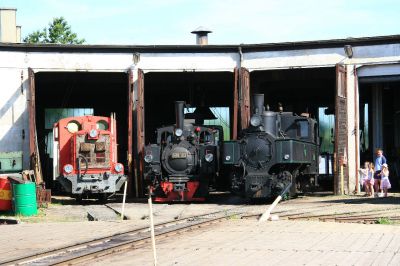 Morgendliche Szene beim Schmalspurfestival
Die 2090.001, die 699.103 und die Bh.1 stehen vor dem Rundlokschuppen.
Sonderfahrt anläßlich des Schmalspurfestivals zu Pfingsten.
Schlüsselwörter: Bh.1 , Schmalspurfestival , Pfingsten , 699 , Ober-Grafendorf , 2090