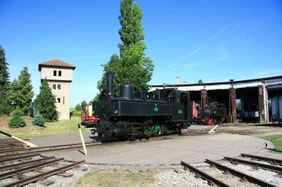 die Bh.1 morgendlich auf der Drehscheibe vorm Heizhaus Ober-Grafendorf
die Bh.1 hatte an diesem Morgen noch genügend Dampf um selbstständig auf und von der Drehscheibe zu rollen. Die 699 wurde kurz darauf von einer Diesellok gezogen.
Sonderfahrt anläßlich des Schmalspurfestivals zu Pfingsten.
Schlüsselwörter: Bh.1 , Schmalspurfestival , Pfingsten , Ober-Grafendorf