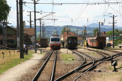 Die zwei Dieselsonderzüge und der Planzug 4090 sind in Ober-Grafendorf zur Abfahrt bereit
Sonderfahrt anläßlich des Schmalspurfestivals zu Pfingsten.
Schlüsselwörter: 2190 , 003 , Schmalspurfestival , Ober-Grafendorf , Pfingsten , 4090