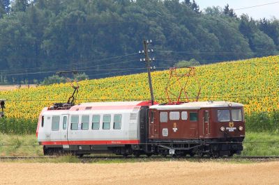 4090 Probefahrt
die 1099.013 zieht den 4090.003 anlässlich einer Laufprobe des Triebwagens gen Ober-Grafendorf. Weitere Infos dazu findet man unter:
http://schmalspur-modell.at/viewtopic.php?t=8015
durch einen unglücklichen Aufnahmestandpunkt hängen leider ein paar Telegrafenleitungen vor dem Bild
Schlüsselwörter: 1099.013, 4090.003, Probe