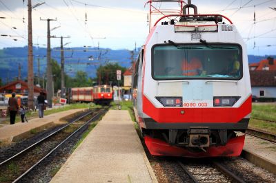 seltene Begegnung in Ober-Grafendorf
ein seltenes Treffen in Ober-Grafendorf: Der 4090.003 gekuppelt mit der 1099.013 (im Bild ist nur der Stromabnehmer zu sehen) stehen während einer reinen Probefahrt des 4090 (siehe http://schmalspur-modell.at/viewtopic.php?t=8015) in Ober-Grafendorf und warten die Zugkreuzung mit dem R6802 ab, der durch die 1099.011 geführt wird.
Schlüsselwörter: 1099.013, 4090.003, Probe, 1099.011