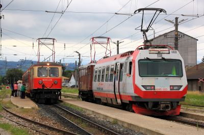 seltene Begegnung in Ober-Grafendorf
ein seltenes Treffen in Ober-Grafendorf: Der 4090.003 gekuppelt mit der 1099.013 stehen während einer reinen Probefahrt des 4090 (siehe http://schmalspur-modell.at/viewtopic.php?t=8015) in Ober-Grafendorf und warten die Zugkreuzung mit dem R6802 ab, der durch die 1099.011 geführt wird.
Schlüsselwörter: 1099.013, 4090.003, Probe, 1099.011