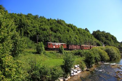 Ötscherbär bei Frankenfels
Die Ötscherbärgarnitur fährt gleich durch den Ort Frankenfels. Im Vordergrund fließt die Natters.
Schlüsselwörter: 1099.007, Ötscherbär, Frankenfels