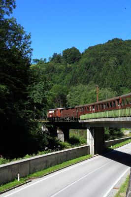 Ötscherbär bei Boding
Der Ötscherbär, gezogen von der 1099.007, überquert gerade die B27 und die Natters.
Schlüsselwörter: 1099.007, Ötscherbär, Boding, Natters