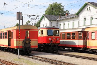 Betriebsreich in Mariazell
hier ist weniger los, als das Bild glauben lassen könnte. Die 1099 gehört zu der linken Garnitur, die sie gerade umfährt, um erst sie und dann noch die Garnitur zur Rechten anzuhängen.
Schlüsselwörter: 1099.02, Mariazell