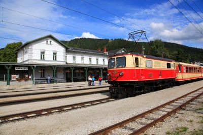 bei schönem Wetter nach Mariazell
bei diesem Wetter lacht das Fotografenherz;
die 1099.02 hat ihre Garnitur umfahren und angehängt; sie wird nun wieder vorziehen und dann die Garnitur des R6813 anzuhängen, da der R6806 im SEV geführt wird.
Schlüsselwörter: 1099.02, Mariazell