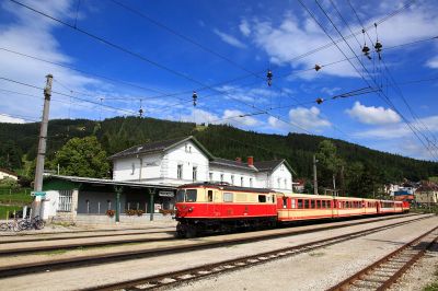 Zug bereit
Die Garnituren des R6811 und des R6813 sind nun vereint und stehen nach der Bremsprobe als REX6816 zur Abfahrt bereit.
Schlüsselwörter: 1099.02, Mariazell