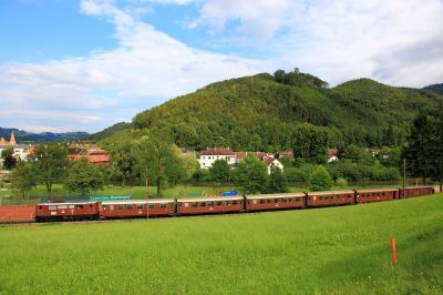 unter der Burg im Tale
Der REX6810 unterhalb der Burg Rabenstein beim beliebten Schwimmbad, das bei dem Wechselwetter wenig Besucher fand.
Schlüsselwörter: 1099.007, Ötscherbär, Kirchberg