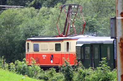 Nachschuß bei Regen
ein Nachschuß auf die 1099.004. Der Regen sorgt für schlechte Sichtverhältnisse, aber auch für ein Reizvolles Glänzen am Dach der altehrwürdigen Lokmotive.
Schlüsselwörter: 1099.004, Bürgeralpe