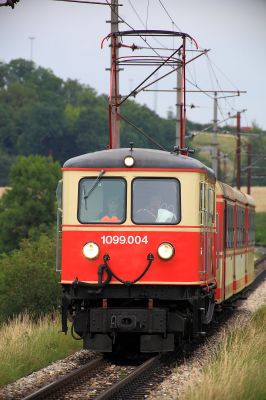 bei Völlerndorf
die 1099.004 hat ihre Reise nach Mariazell gerade erst begonnen und zieht ihren Bürgeralpe hier nach der Pielachbrücke kurz nach Völlerndorf.
Schlüsselwörter: 1099.004, Bürgeralpe