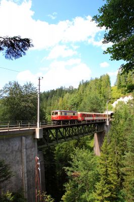 über den Raingraben
der Gösingpendler mit sicherlich werbewirksamer Garnitur auf dem Raingrabenviadukt
Schlüsselwörter: 1099.004, Gösingpendler, Raingraben