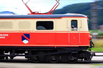 in Fahrt
die 1099.004 beim Rangieren in Mariazell. Obwohl keine Wagen angehängt sind schleuderte die Maschine bis zur Mitte des Bahnhofs.
Schlüsselwörter: 1099.004, Mariazell