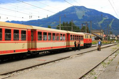 Abfahrtbereit
der REX ist nun in Mariazell abfahrtbereit. Die Passagiere haben zum größten Teil die Wagen bereits gestürmt, einige folgen noch nach. Der Zug war gut besetzt.
Schlüsselwörter: 1099.004, Mariazell