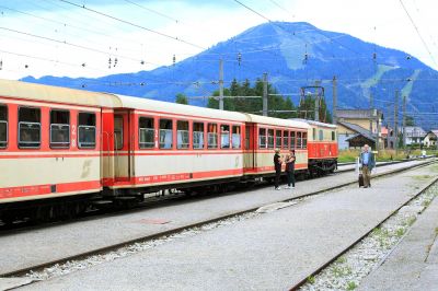 Abfahrtbereit
der REX ist nun in Mariazell abfahrtbereit. Die Passagiere haben zum größten Teil die Wagen bereits gestürmt, einige folgen noch nach. Der Zug war gut besetzt. 
Schlüsselwörter: 1099.004, Mariazell