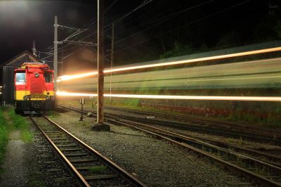 im Dunkeln
Der X532.01-5 steht hier in Laubenbachmühle schon lange im Feierabend während der letzte Planzug des Tages, geführt durch den 5090.018, in Laubenbachmühle eintrifft.
Schlüsselwörter: X532, 5090.018, Laubenbachmühle