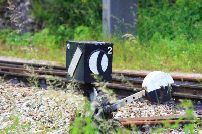 Weiche #2 des Bahnhofs Schwarzenbach
wir sehen den Weichenstellbock und die Laterne der Weiche 2 des Bahnofs Schwarzenbach, an der das Ladegleis abzweigt. Im Hintergrund zu sehen ist die Einfahrtsweiche #1 mit dem Abzweig zum Ausweichgleis.
Schlüsselwörter: Mariazellerbahn , Schwarzenbach , Bogenweiche