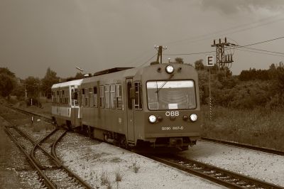 Einfahrt Kilb
Zug hält Einfahrt in Kilb. Aufgrund des schlechten Wetters hier in Sepia abgebildet.
Schlüsselwörter: Krumpe  , 007 , 014 , 5090 , Kilb