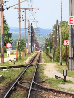 die lange Gerade
Blick auf die lange Gerade von Ober-Grafendorf, an deren Ende man bereits des R6879 erspähen kann.
Schlüsselwörter: lange Gerade, Ober-Grafendorf, 5090