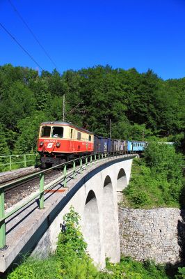 Dirndltaler am Heugraben
Die 1099.008 zieht ihre Garnitur über den Heugrabenviadukt bergwärts.
Schlüsselwörter: 1099 , 008 , Loich , Heugrabenviadukt , Dirndltaler