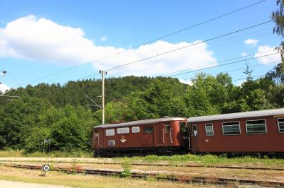 Butzibärli in Loich
in der Hoffnung eine bessere Aufnahme von dem Bären gemischt mit der 1099.004 passte ich den Zug Nachmittags noch mal ab; die 1099.004 war aber leider nicht mehr am Zug
Schlüsselwörter: 1099.013-3, Ötscherbär, Loich