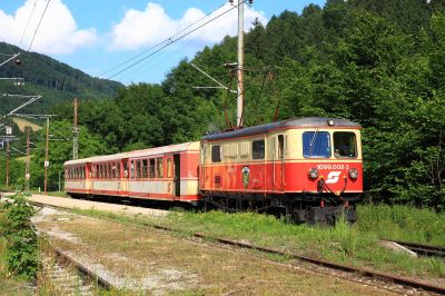 Loich in Loich
Die 1099.008 mit ihrem Loicher Ortswappen zieht ihren Zug reiner jaffa Garnitur gerade eus dem Bahnhof von Loich.
Schlüsselwörter: 1099.008-3, Loich, jaffa