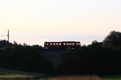 frühmorgens am Matzersdorfer Viadukt
Der 5090 hier ist erst der zweite Zug, der das Matzersdorfer Viadukt an diesem Morgen befährt.
Schlüsselwörter: 5090, Matzersdorfer Viadukt