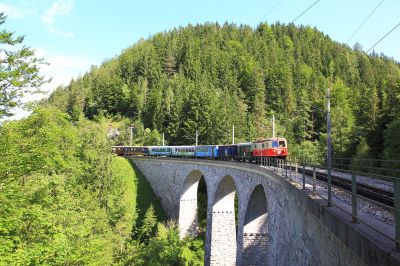 Dirndltaler auf dem Saugrabenviadukt
Der ohnehin schon recht bunte Dirndltaler hatte an diesem Tag noch den grünen zweiachsigen Radlwagen dabei.
Schlüsselwörter: 1099 , 001 , Saugrabenviadukt , grüner Radwagon , Dirndltaler