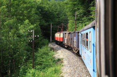 Der doppelter Dirndltaler steigt das Natterstal hinauf
Der mit Vorspann gerüstete Zug hier auf der obersten Ebene der Nordrampe
Schlüsselwörter: 004 , 1099 , 001 , Dirndltaler , Vorspann