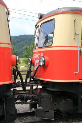 gekuppelte Geschwister
die 1099.001 und die 1099.004 in Mariazell
Schlüsselwörter: 1099 , 004 , 001 , Dirndltaler , Vorspann