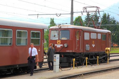 Bärchen beim Rangieren
die Bärenlok hier beim Umsetzen für die Rückfahrt nach St.Pölten
Schlüsselwörter: 1099 , 013 , Ötscherbär