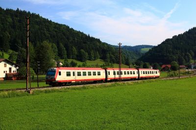 Der Morgenzug aus Mariazell rollt ein
Die 4090 Garnitur ist der erste Zuge dieses Tages, der aus Masriazell in Laubenbachmühle einfährt.
Schlüsselwörter: 4090 , 6090 , 7090 , Mariazeller Land