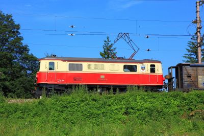 1099 am Berg
Die 1099.002 zieht den "Dirndltaler" gerade aus der Haltestelle Winterbach bergwärts.
Schlüsselwörter: 1099 , 002 , Dirndltaler , Morgenzug