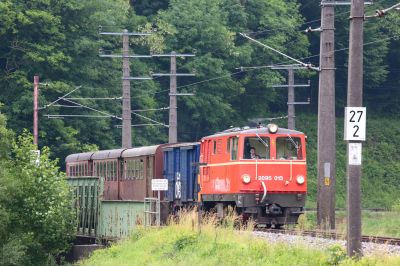 Über die Pielach
Die 2095.013 quert gerade zum zweiten Mal auf dem Weg nach Mariazell die Pielach bei Steinklamm.
Schlüsselwörter: 2095 , 013 , Gemeindealpe , P6809 , Steinklamm , Pielachbrücke