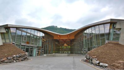 Europa Mitte
Blick auf den pompös wirkenden Eingangsbereich des neu gestalteten Bahnhofs Laubenbachühle.
Schlüsselwörter: Laubenbachmühle