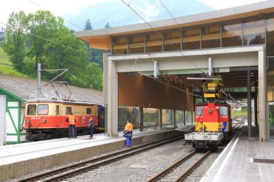 Warten beim Arbeiten
Reichlich Betrieb war an diesem Tag in Laubenbachmühle. Die 1099.016 wartet auf die Kreuzung mit der 2095.013, während am dritten Gleis Arbeiten an den verdrehbaren Oberleitungen im Bereich der Tore statt fanden.
Schlüsselwörter: 1099 , 016 , P6804 , Dirndltaler , X532 , Laubenbachmühle