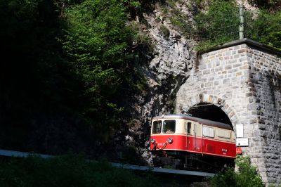 aus dem Tunnel
Die 1099.14 streckt ihre Nase in die letzten Sonnenstrahlen, die auf das Portal des Natterstunnel fallen.Kurz darauf wird diese Stelle bereits tief im Schatten liegen.
Schlüsselwörter: 1099 , 14 , Natterstunnel