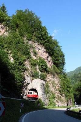 aus dem Tunnel
Die 1099.14 streckt ihre Nase gerade aus dem Natterstunnel kurz bevor das Portal im Schatten versinkt.
Schlüsselwörter: 1099 , 14 , Natterstunnel