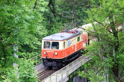 Die 1099.001 zieht ihren P6813 über den Weißwasserviadukt.
Schlüsselwörter: P6813 , 1099 , 001 , Weißwasserviadukt