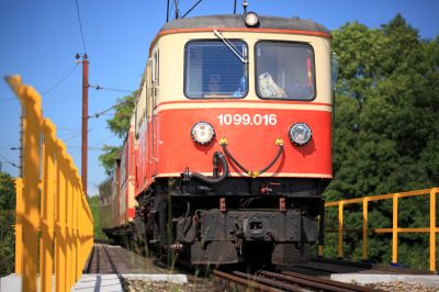 erste Pielachüberquerung
Die 1099.016 überquert hier zum ersten mal auf ihrer Fahrt mit dem P6815 die Pielach über die erste Pielachbrücke, die in gelb/blau gestrichen wurde. 
Schlüsselwörter: 1099 , 016, 6815 , erste Pielachbrücke