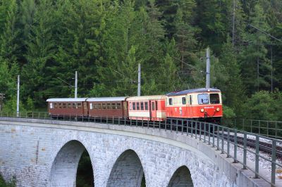 der erste Zug am Morgen
Die 1099.016 mit dem ersten Zug, der morgens die Bergstrecke befährt, auf dem Saugraben, der um die Uhrzeit noch im Schatten liegt. 
Schlüsselwörter: 1099 , 016 , P6801 , Saugraben