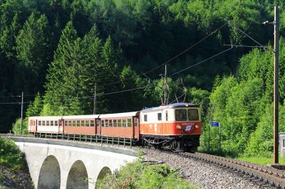 Morgens auf dem Heugrabenviadukt
Die 1099.016 befährt gerade in der Morgensonne mit dem P6802 den Heugrabenviadukt. 
Schlüsselwörter: 1099 , 016 , P6802 , Heugraben