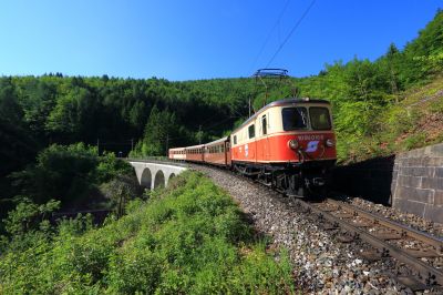 Morgens auf dem Heugrabenviadukt
Die 1099.016 befährt gerade mit dem P6802 in der Morgensonne über den Heugraben. 
Schlüsselwörter: 1099 , 016 , P 6802 , Heugraben