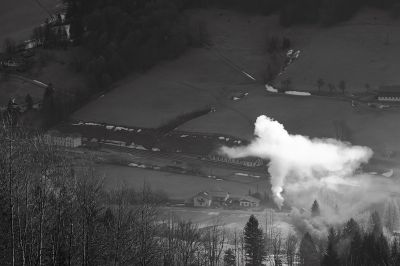 Laubenbachmühle wie damals
Obwohl hier an diesem Wintermorgen im Tale sicher nur ein Holzstapel verbrannt wird, muß es doch vor knapp Hundert Jahren ähnlich ausgesehen haben im Tal, wenn die Dampflokomotiven angeheizt wurden.
Schlüsselwörter: Laubenbachmühle