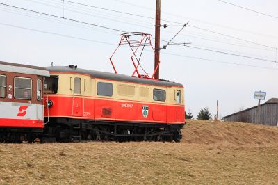 1099.011 bei Nadelbach
Die 1099.011 zieht den Mariazeller Land kurz vor Nadelbach durch die flachländliche Gegend.
Schlüsselwörter: 1099.011, Nadelbach, Mariazeller Land