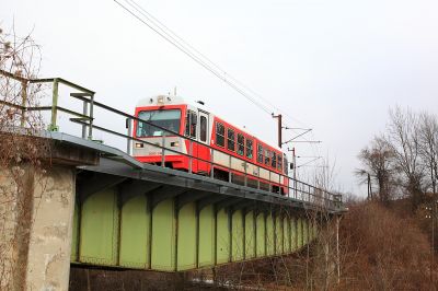 erste Pielachbrücke
der 5090.014 hat gerade die Wasserscheide zwischen Traisen und Pielach überwunden und fährt jetzt über die Pielachbrücke auf die lange Gerade zu.
Schlüsselwörter: 5090.014, R6831, Pielachbrücke, lange Gerade