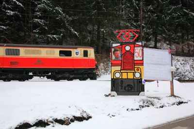 ein X532 neben der Strecke
dieses Plakat das den X532 gut stilisiert ist anläßlich eines 50. Geburtstags aufgestellt. Im Hintergrund durchfährt die 1099.02 gerade Unter Buchberg.
Schlüsselwörter: 1099.02, Ötscherland, Unter Buchberg, X532