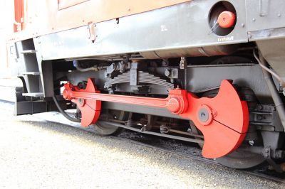 Detail Fahrwerk der 2095.013
Detailaufnahme eines Drehgestells der 2095.013. Man beachte die ÖBB Signets auf den Stangenkupplungen.
Schlüsselwörter: 2095.013, LZ34330, Laubenbachmühle