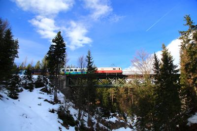 der Dirndltaler auf der Lassing-Kienbachbrücke
die 1099.14 übersetzt gerade die Lassing-Kienbachbrücke und wird in ein paar Minuten Wienerbruck erreichen.
Schlüsselwörter: 1099.14, Lassing-Kienbach, Dirndltaler